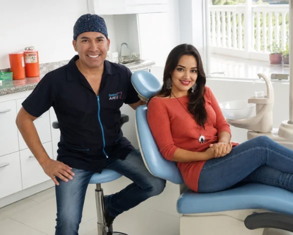 Doctor y paciente en el sillón dental