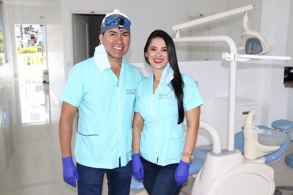 El Dr. Javier Ruiz y su asistente en el consultorio