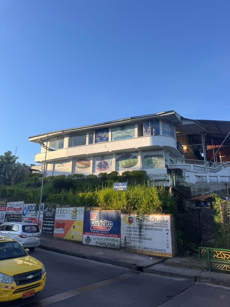 Fachada del edificio de Dental Arte en Tena