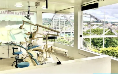 Sala de tratamiento con vista a la ciudad