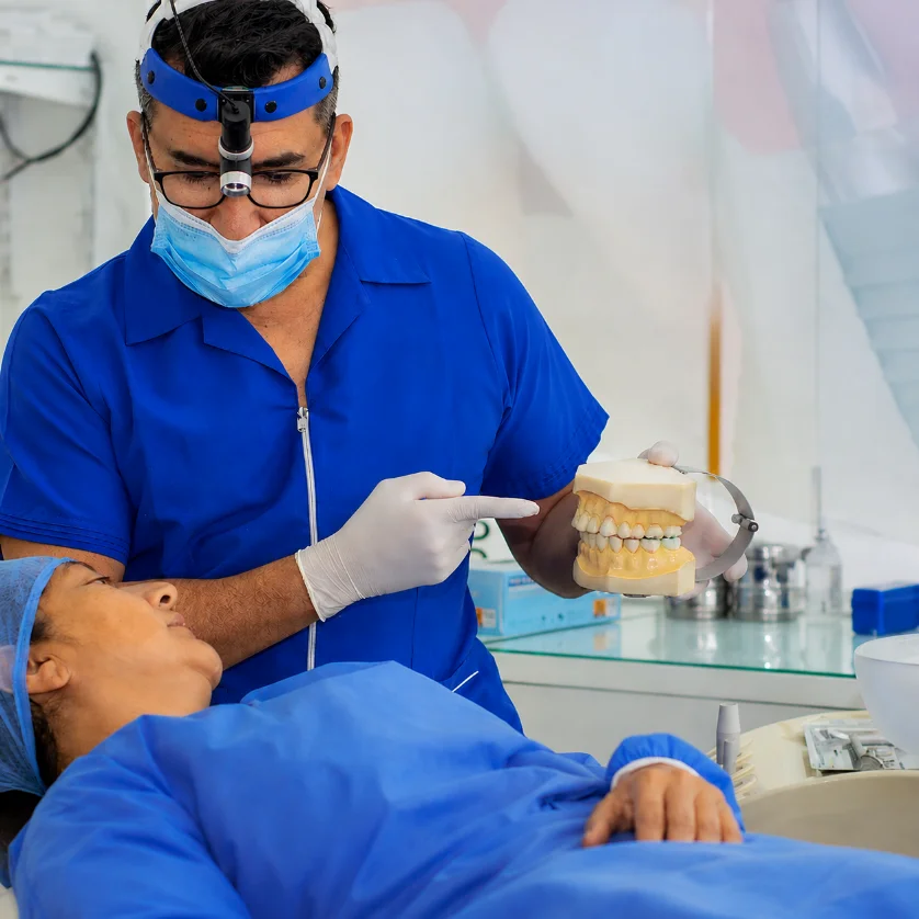 Dr. Javier Ruiz atendiendo a una paciente en Dental Arte